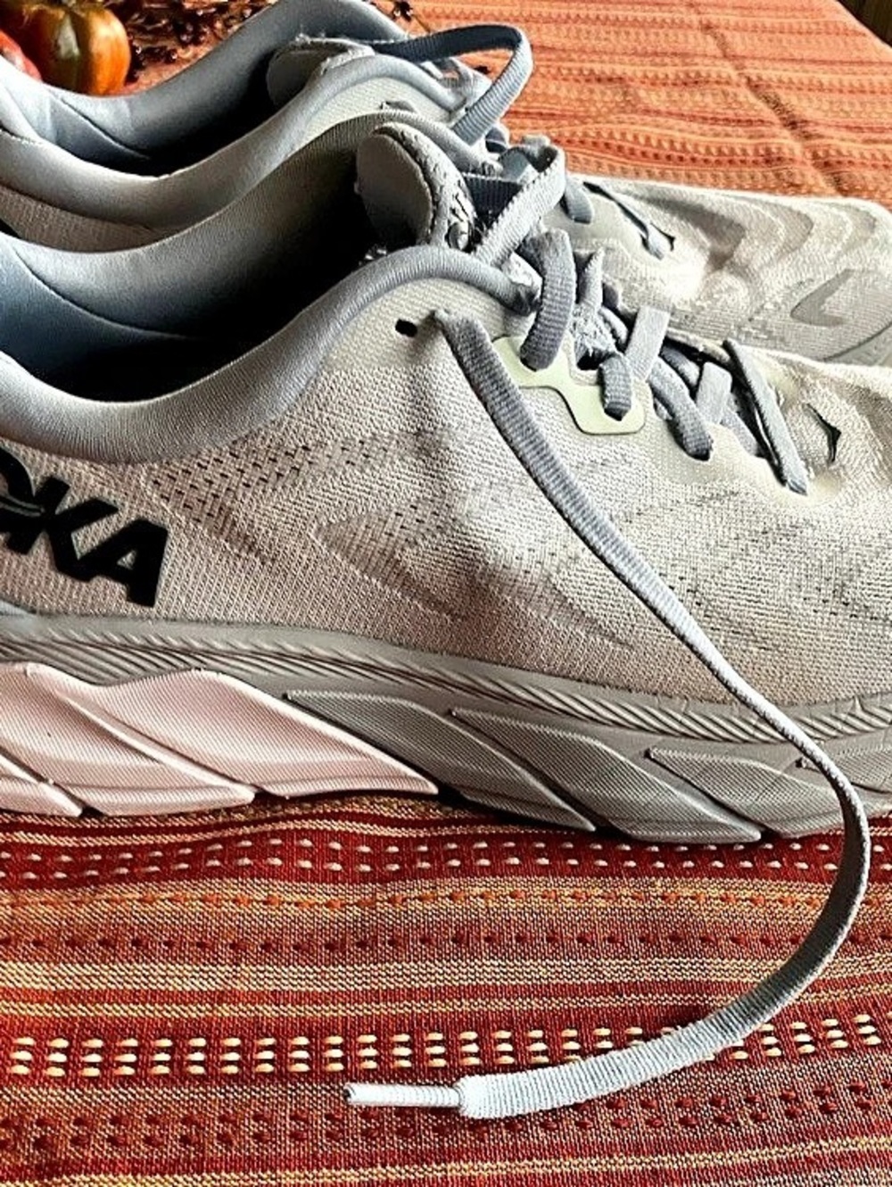 HOKA Arahi 6 Gray & Orange Athletic Shoes Size 7.5